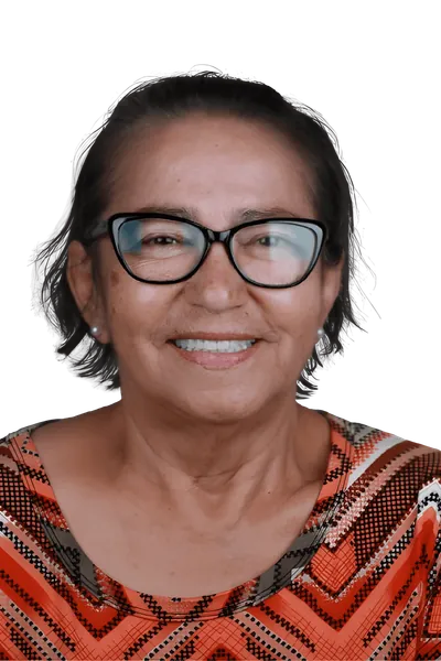 Paciente sorrindo após implante dentário - OdontoZ